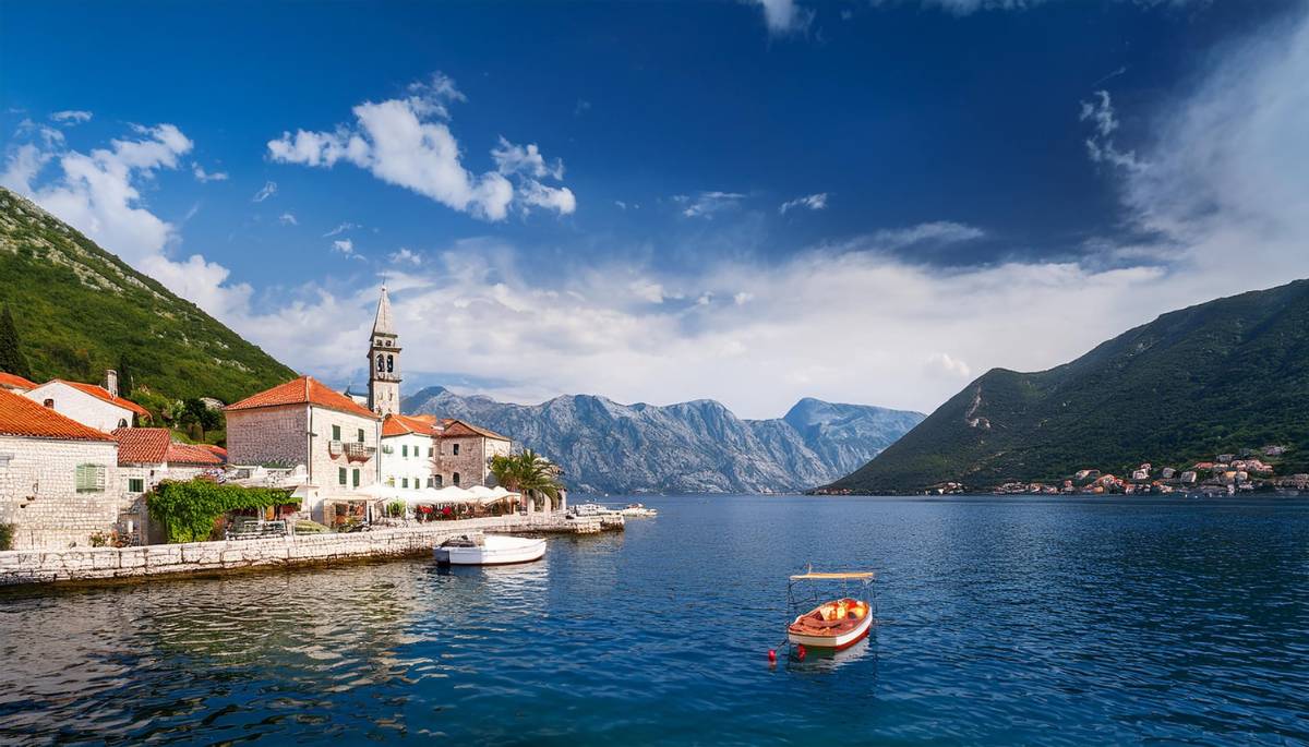Perché un Tour in Barca è il Modo Migliore per Scoprire la Baia di Kotor