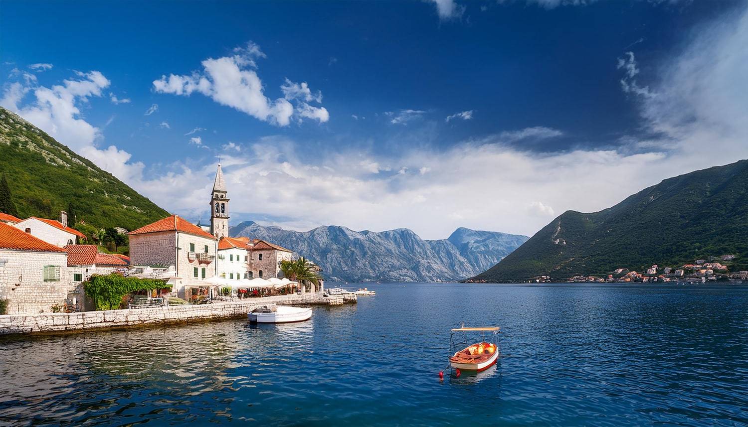 Perché un Tour in Barca è il Modo Migliore per Scoprire la Baia di Kotor
